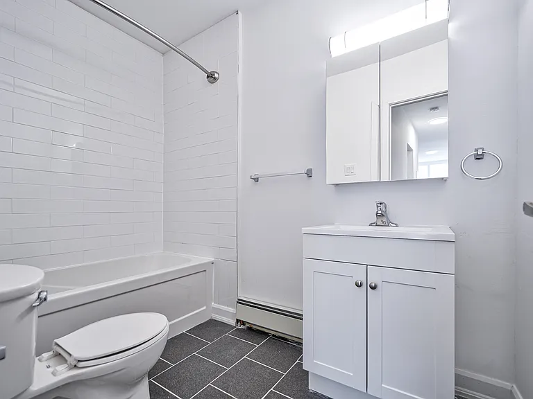 1046 Bathurst St — Photo 25
