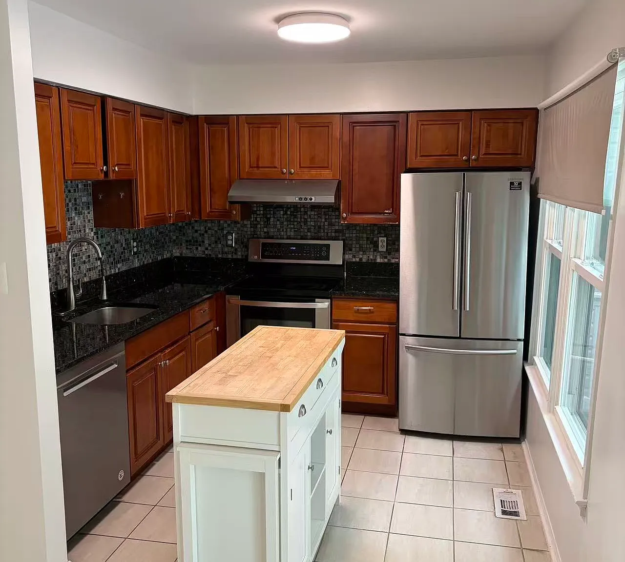 3 bed, 3.5 bath, 2052 sqft, $2,800 — Photo 3