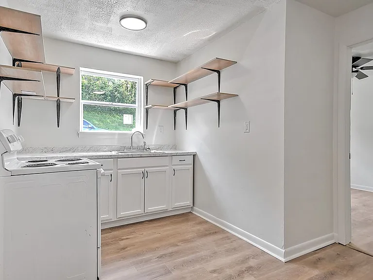 716 W G St — Photo 4
