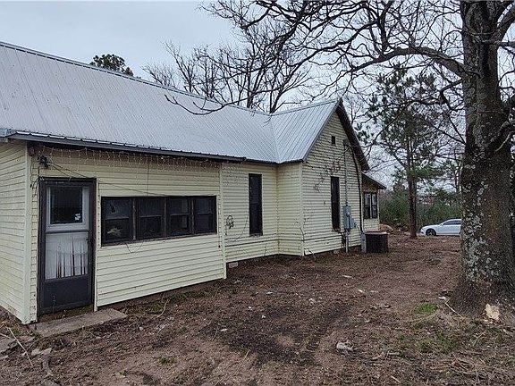 3rd image of 1009 E Lake Francis Dr