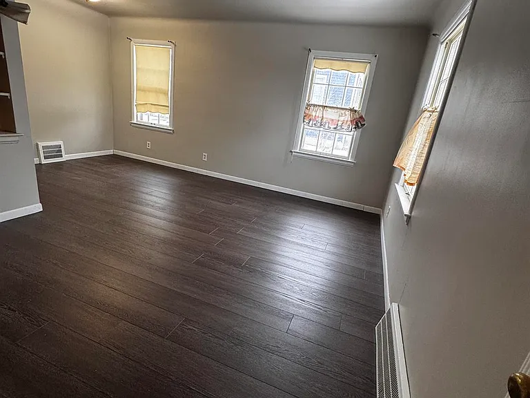 1305 Collegewood St — Photo 7