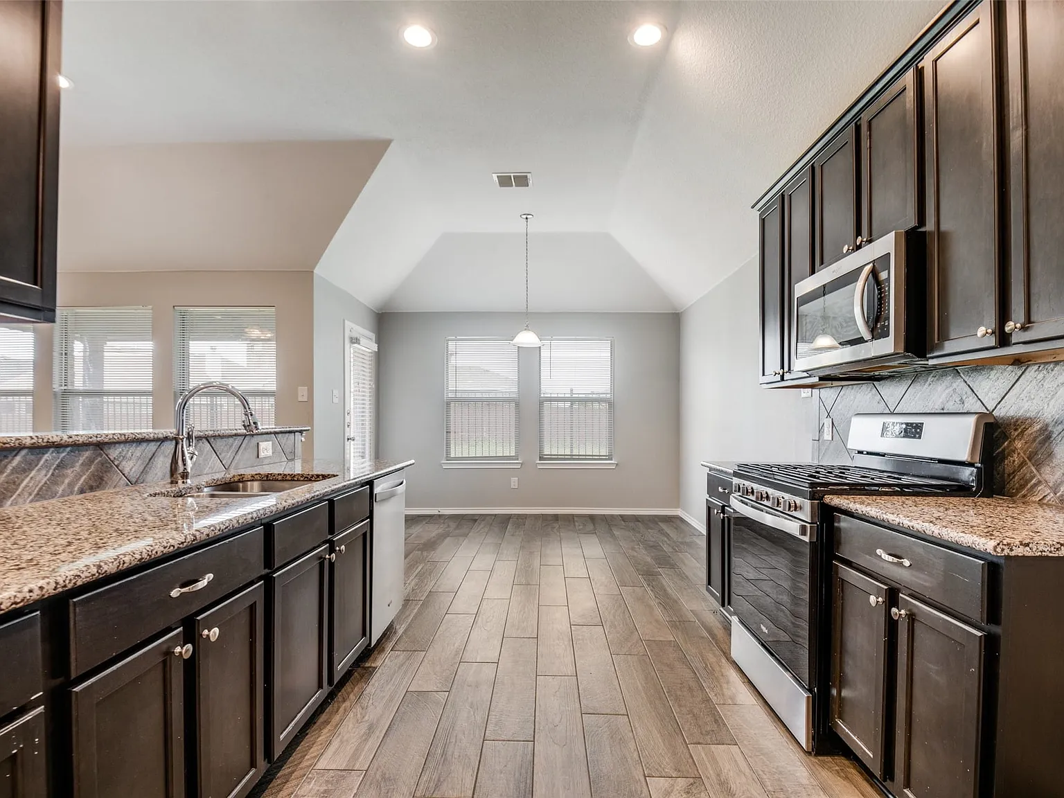 4 bed, 2.0 bath, 1910 sqft, $2,200 — Photo 4