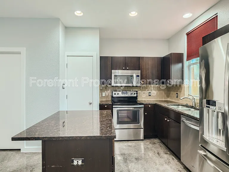 126 E Myrtle St — Photo 11