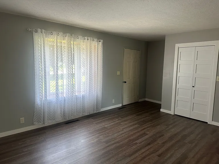 537 Memorial Dr E — Photo 12