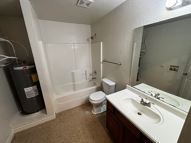 914 E Avenue A #A — Photo 7