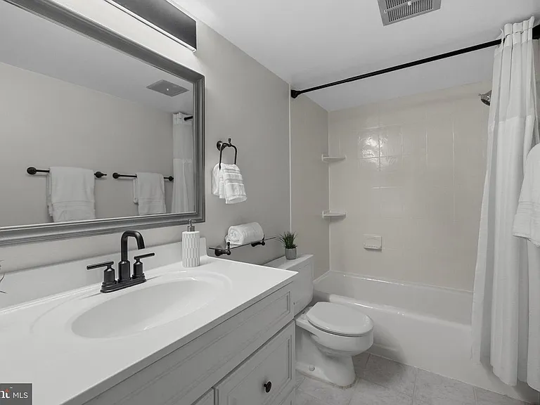 1556 Northgate Sq #12B — Photo 6