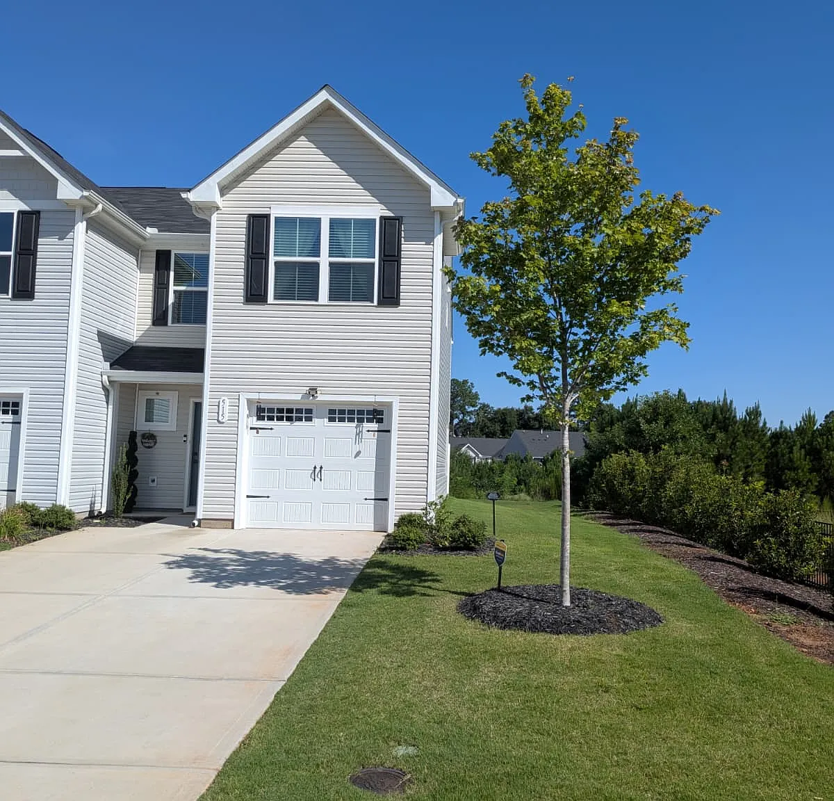 3 bed, 2.5 bath, 1674 sqft, $1,900 — Photo 1