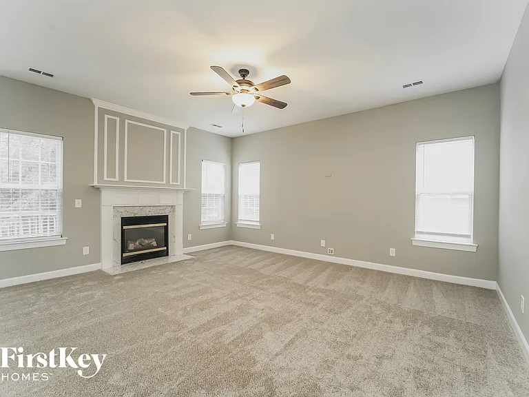 1240 Blackstone Ct NW — Photo 3