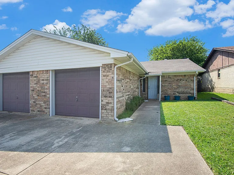 6819 W Cleburne Rd — Photo 2