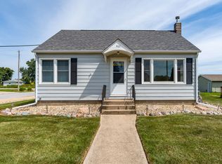 902 Clinton St, Grand Mound, IA 52751