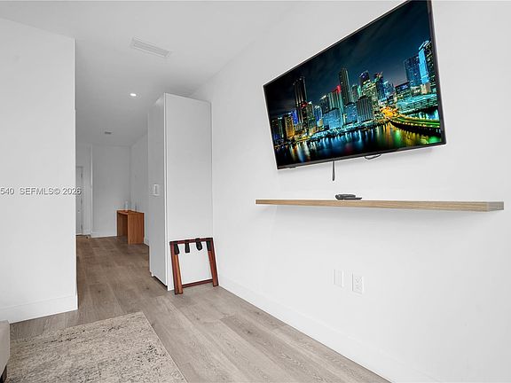 4th image of 229 SW 9th St #404