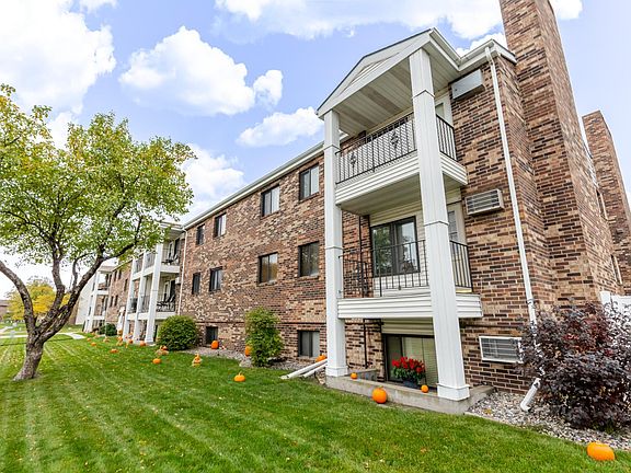 5th image of 341 Prairiewood Cir S APT 207
