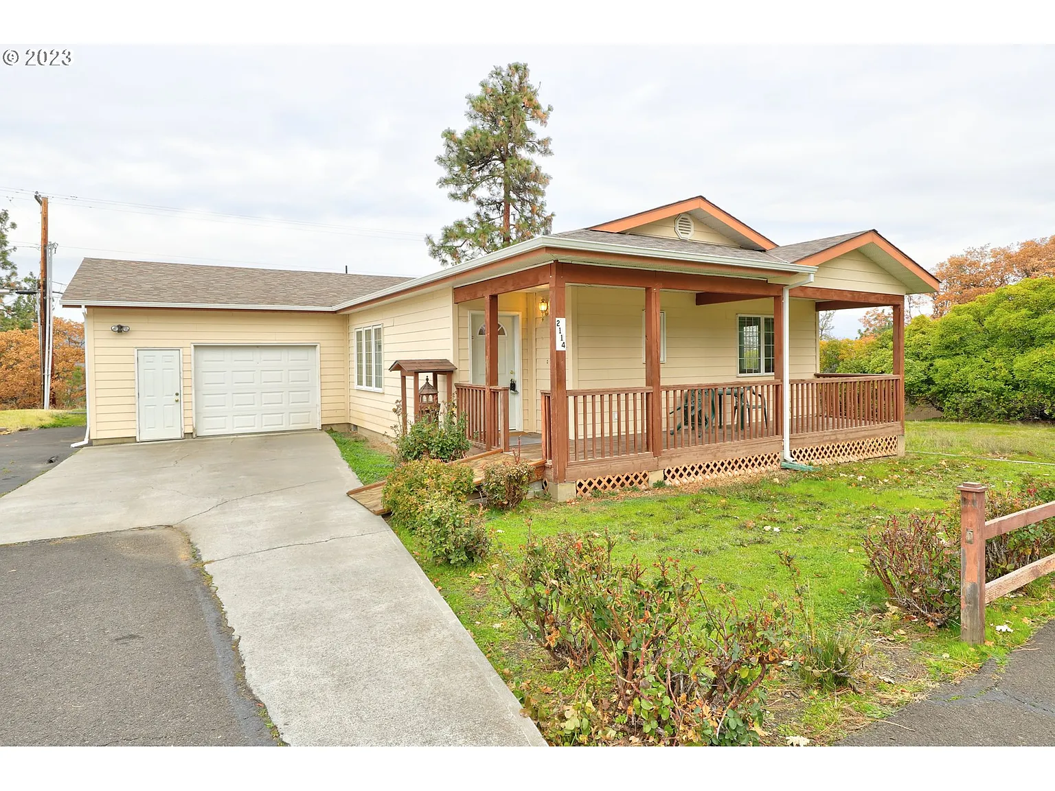 2114 W Scenic Dr photo 1
