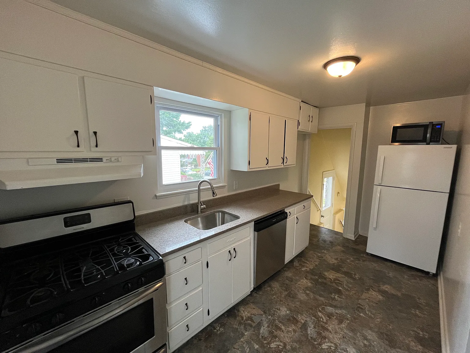 3 bed, 1.5 bath, 1140 sqft, $2,250 — Photo 3