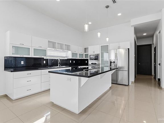 4th image of 212 N Mockingbird Ave