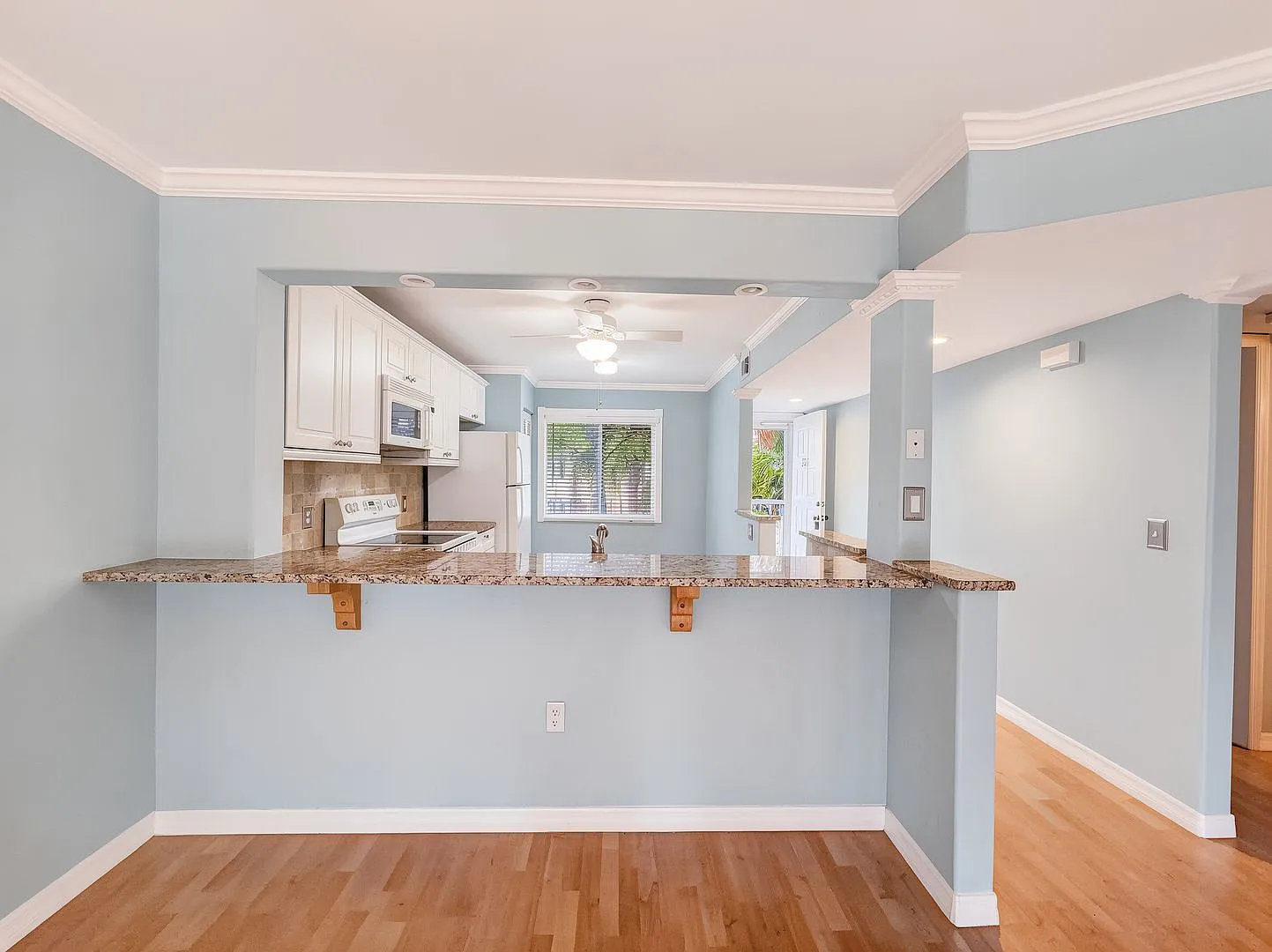 Stunning Sandpiper Bay 2 bed/2 bath end unit condo — Photo 2