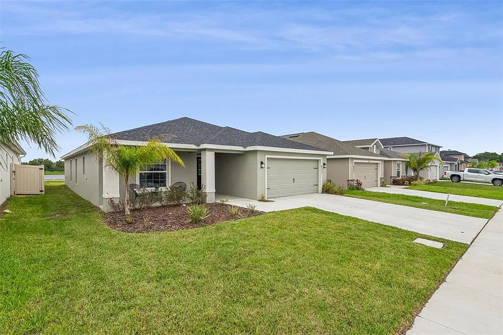 4 bed, 2.0 bath, 1819 sqft, $2,500 — Photo 2