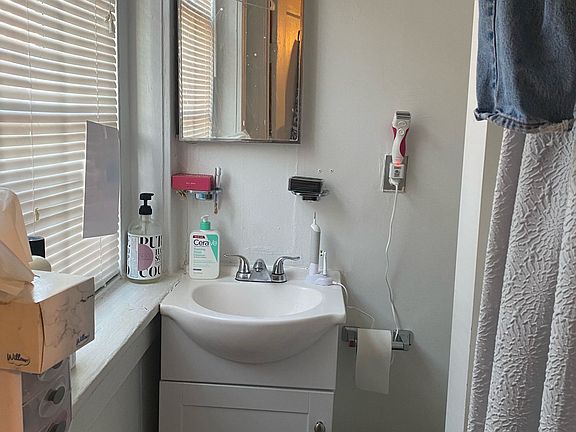 4th image of 205 N Lombardy St APT 2