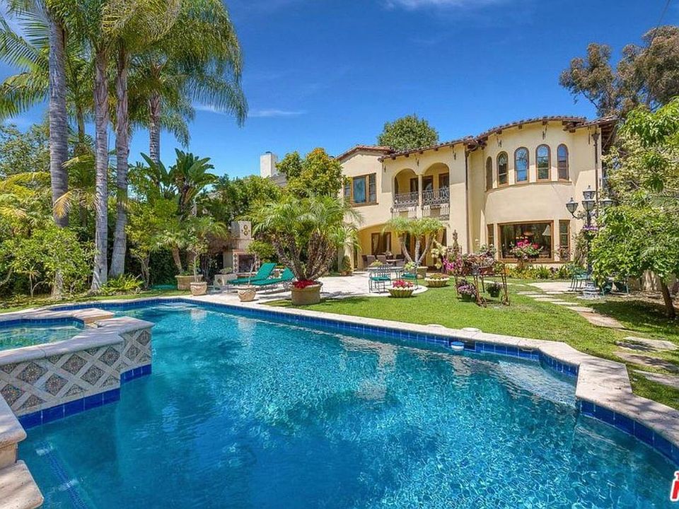 heated pool and jacuzzi
