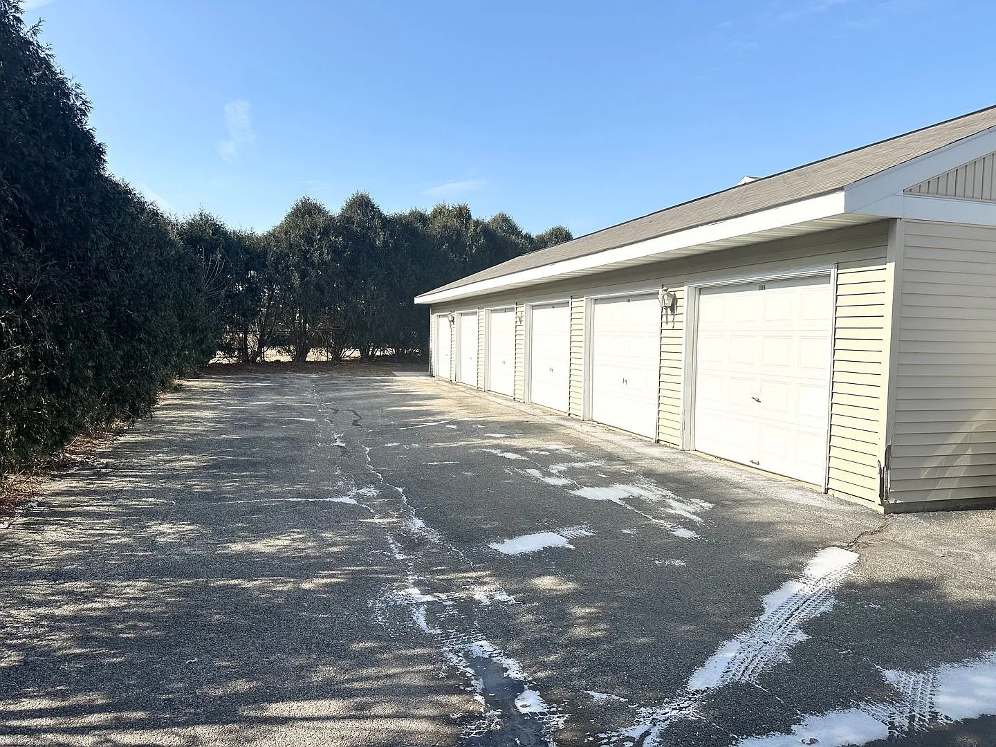 3 bed, 900 sqft, $1,400 — Photo 2