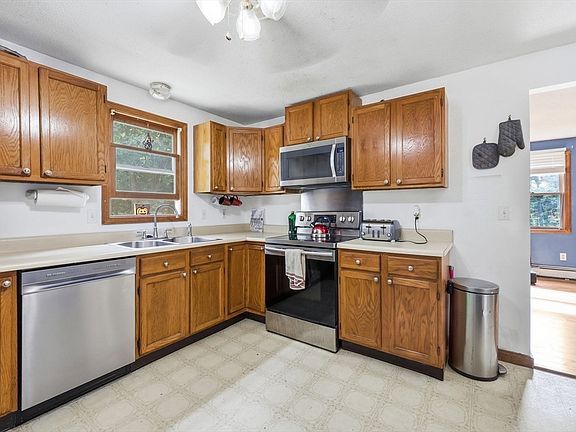 5th image of 28 Old Thompson St