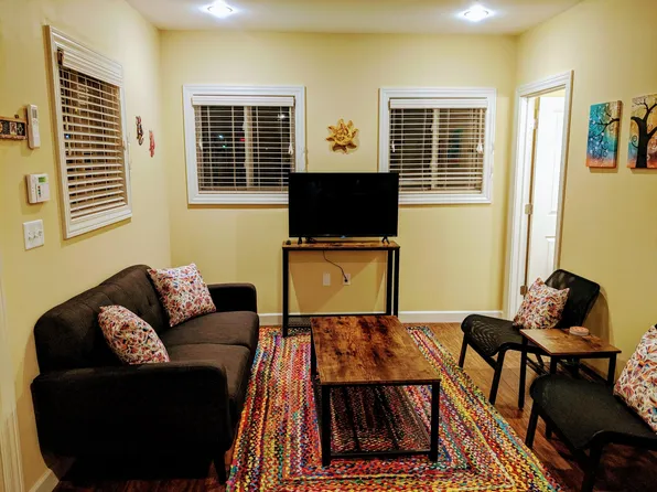 89 E Edsel Ford Fwy, Detroit, MI