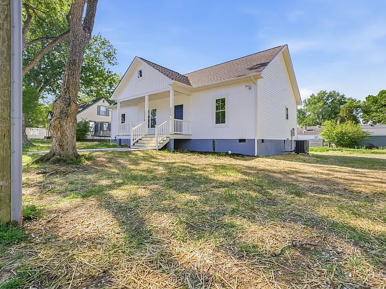 2206 Grant St — Photo 2