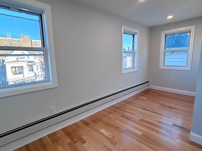 546-550 E 25th St #3 — Photo 6