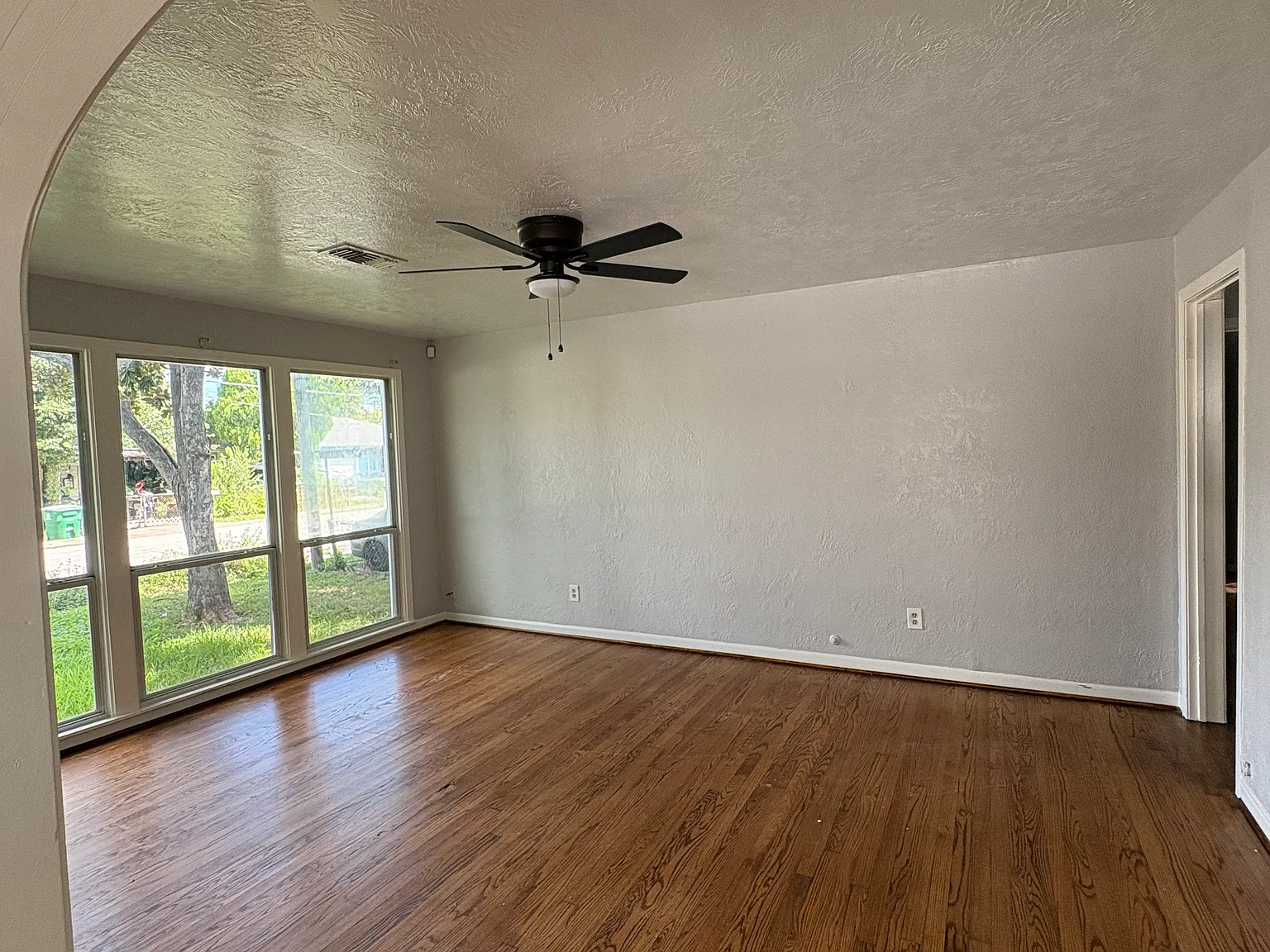 3 bed, 1389 sqft, $1,900 — Photo 2
