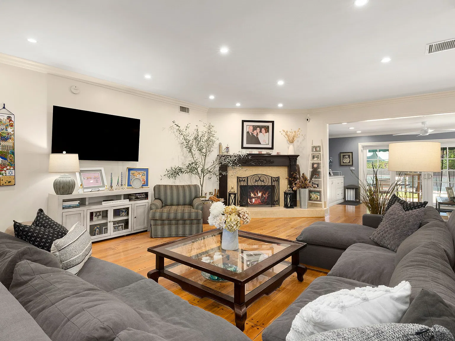 4 bed, 2450 sqft, $7,995 — Photo 4