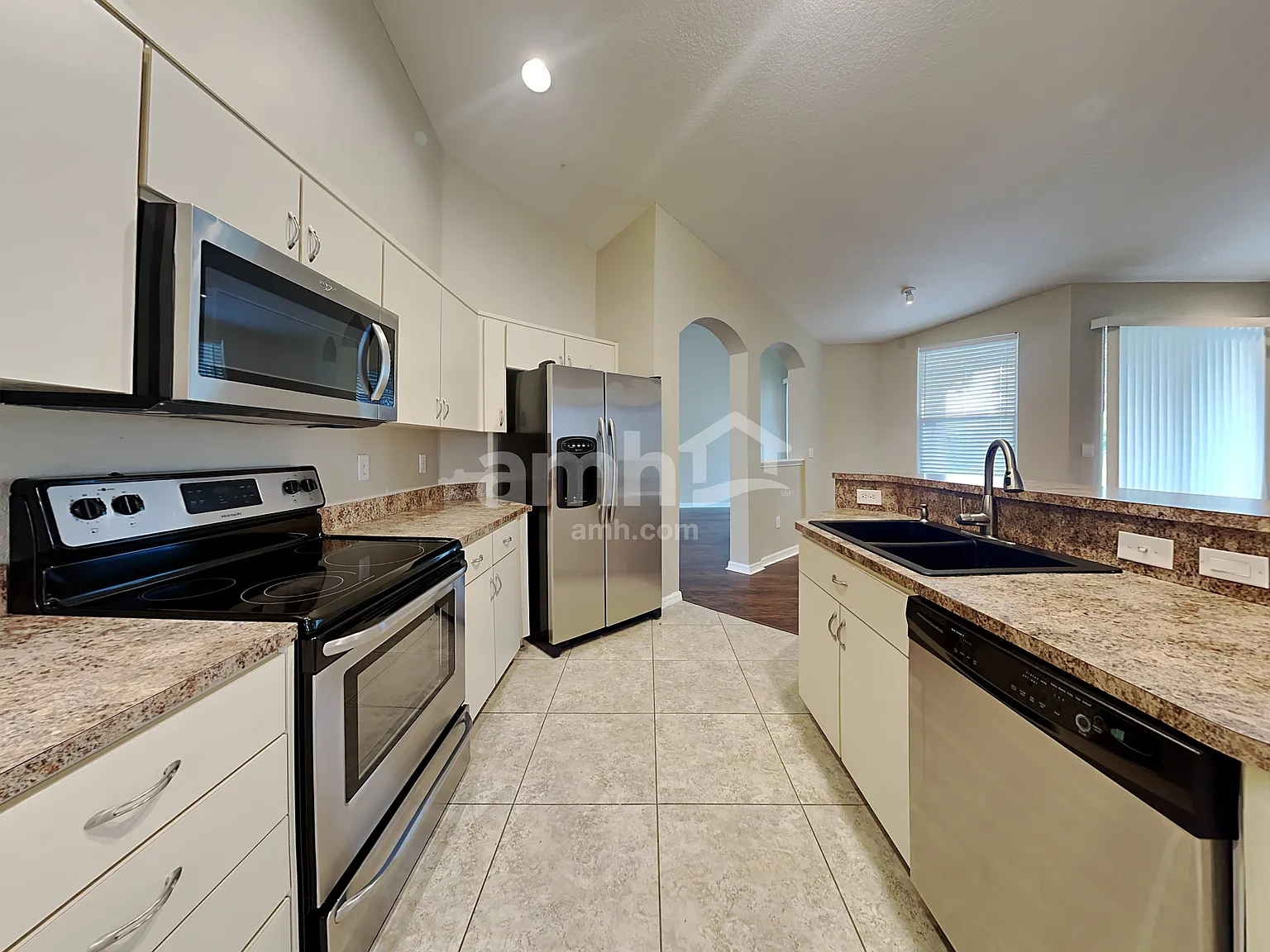 4 bed, 2.0 bath, 2056 sqft, $2,605 — Photo 4