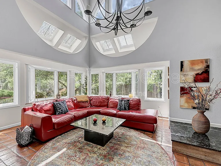 3427 Iris Ct — Photo 2