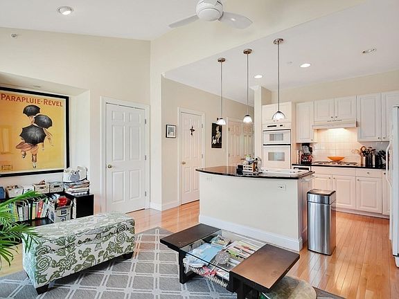 3rd image of 55 Chelsea St Unit 55