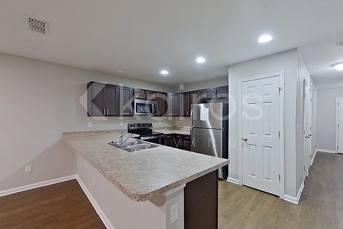 1335 Mull St — Photo 5