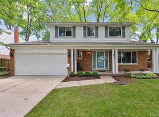 11676 Canterbury Dr, Sterling Heights, MI