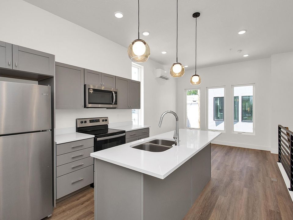 1st image of 833 W Emeril Ave