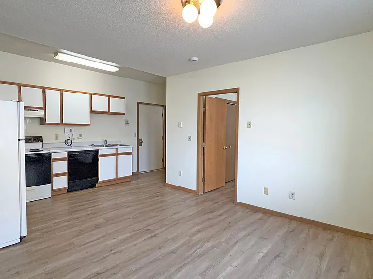 6 North Main Street - Downtown apartments on second floor above commercial spaces. — Photo 7