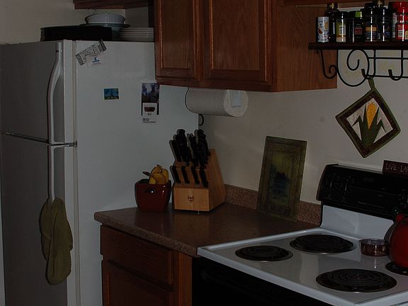 Kitchen (Stove & Fridge)