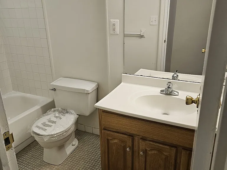 Lake Club Apartments — Photo 37