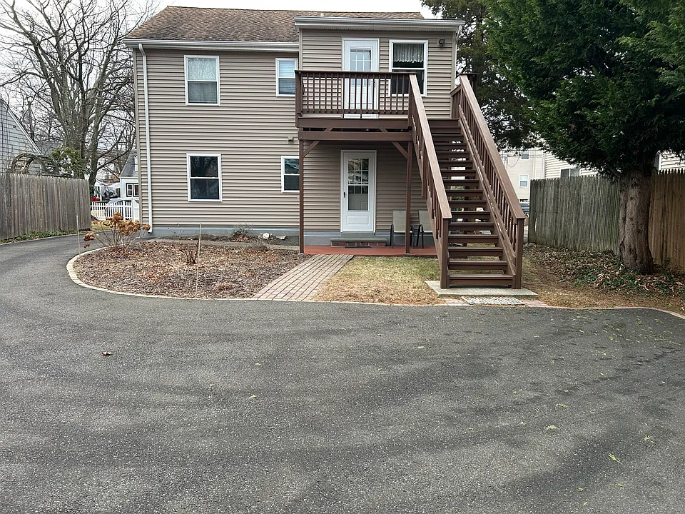 23 Mariners Ln