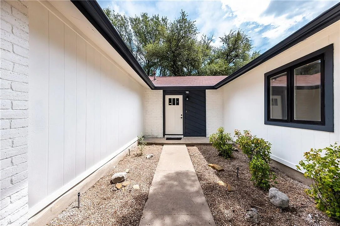 3 bed, 2.0 bath, 1582 sqft, $2,600 — Photo 2