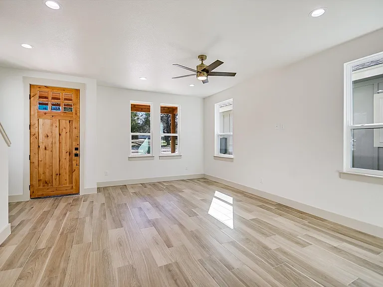 424 Shady Bluff Dr — Photo 5