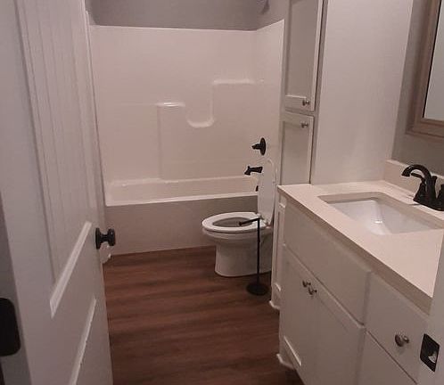 5th image of 512 N Oak St