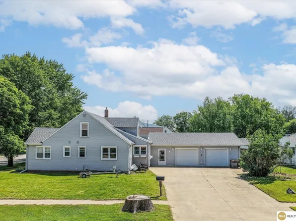42 6th St, Woodbine, IA 51579