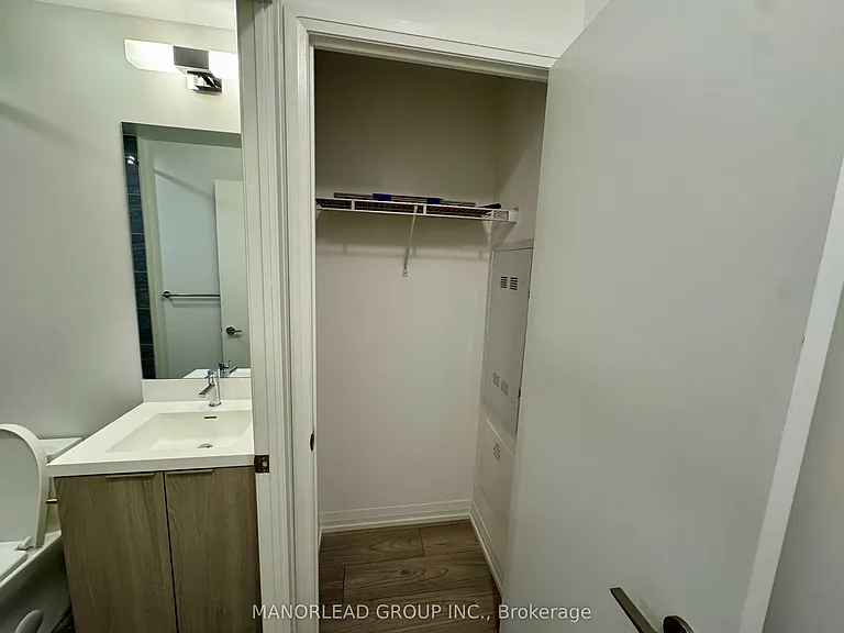 400 King St W #708 — Photo 9