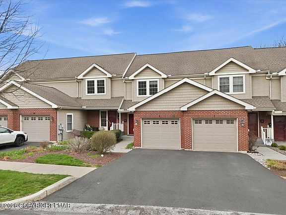 3rd image of 8 Oak Leaf Ln