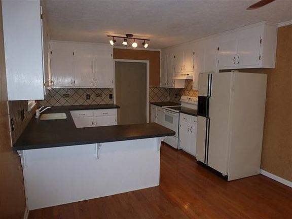 4th image of 2206 Ravenwood Dr