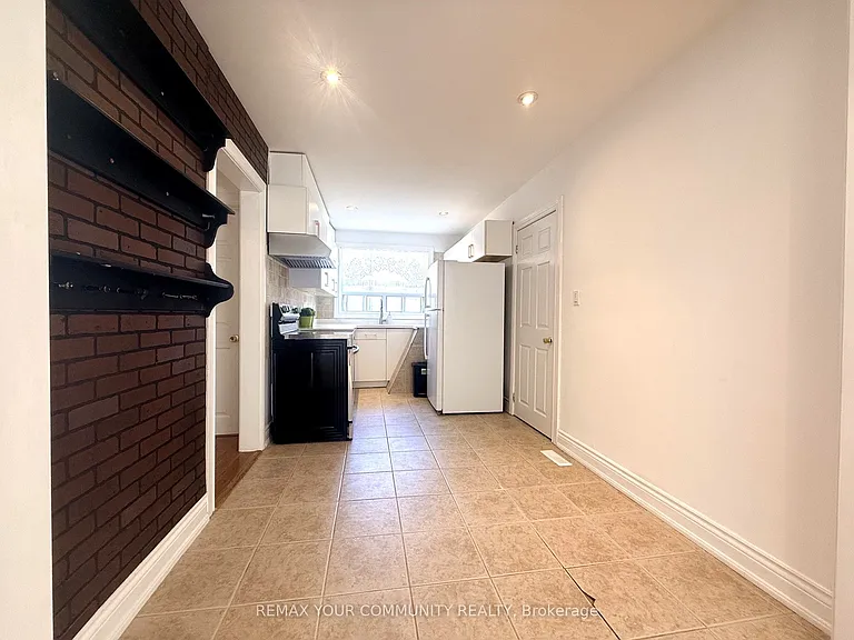 387 Paliser Cres N #MAIN — Photo 4