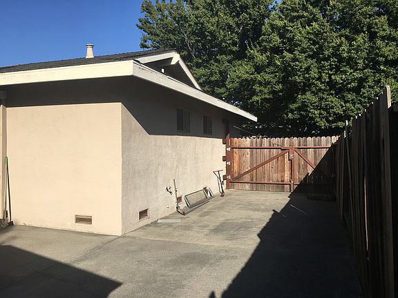 3rd image of 2477 Carnation Dr