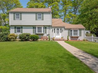 110 Crest Rd, Woonsocket, RI 02895